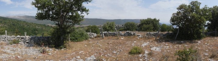 Harrizko hesiaren erpina, Kapanasta gailurretik gertu gelditzen da