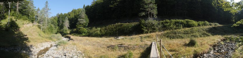 Urtxuria errekaren gaineko oinezko zubia