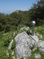 Pagoetako txartelontzia atzean Urkieta tontorra duela