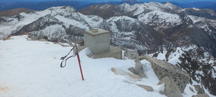 Aneto (3404m) tontorreko erpin geodesikoa