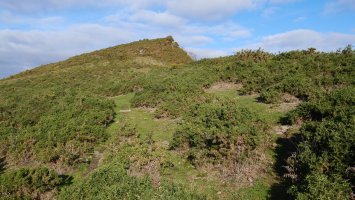 Larratzu, HEko bizkarrean gora, otez inguratuta