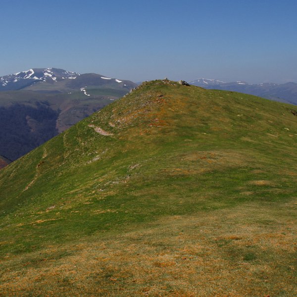 Urtaraiko gailurra. Atzean, Adi eta Iturrunburu