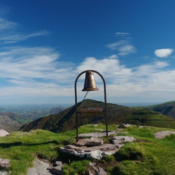 Akomendiko txartelontzia