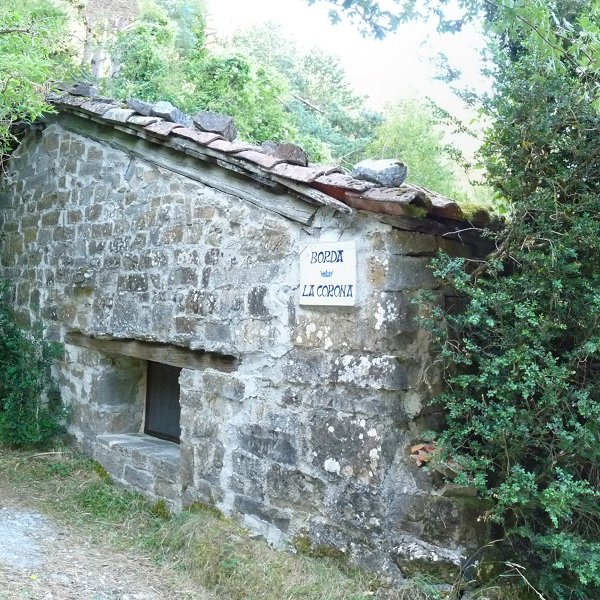 La Corona borda Urzainkiko bidean