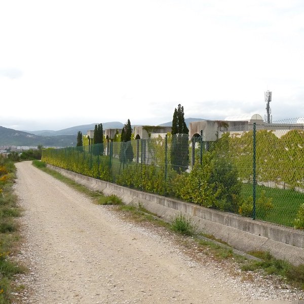 Gailurra, ur deposituen instalazioekin. 