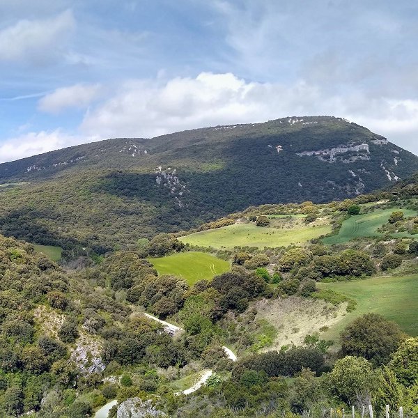 Primero (ezkerrean) eta Mendizelaia mendiak 