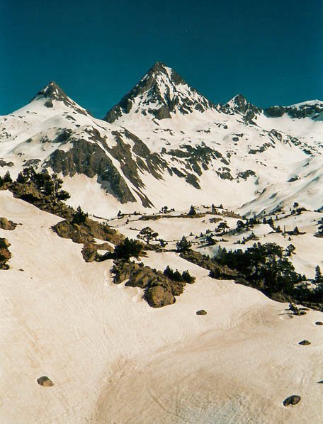 Llena Cantal aterpearen aurre-aurrean