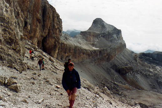 Igoerako bidea Bazillac haitzaren azpitik. Atzekoa Le Casque da.