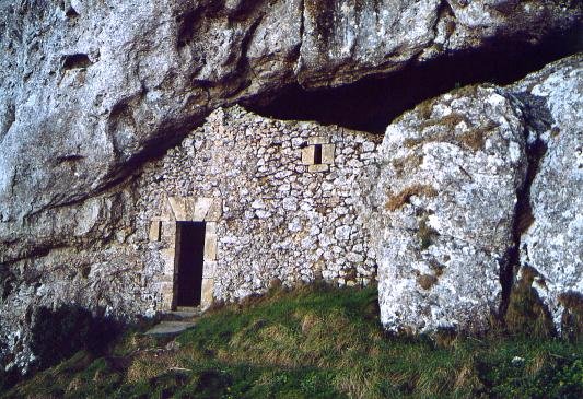 SanTirsoren ermita haitzpean