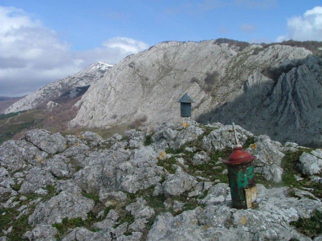 UMANDIA AURREAN ETA ARATZ ATZEAN ALBENIZKO TONTORRATIK IKUSITA