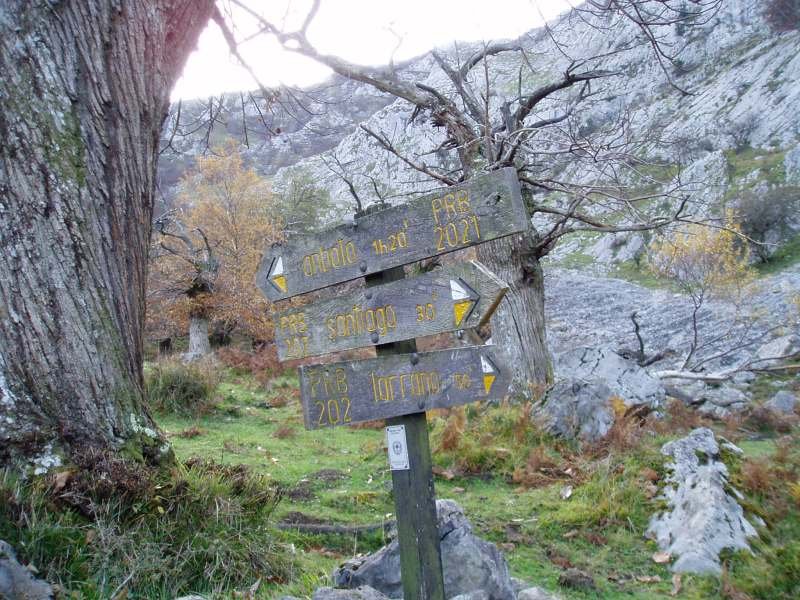 Bidegurutzea: ezkerrera Anbotora Anboto Sakonatik, eskuinera Larranora