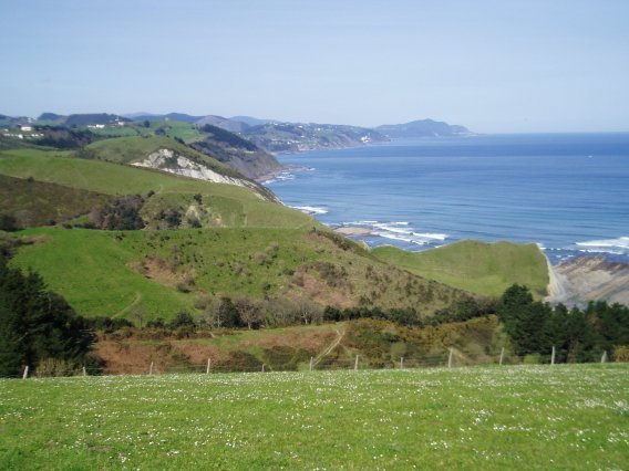 Itsasertza Arantza-behekoa baserriaren ingurutik ikusita