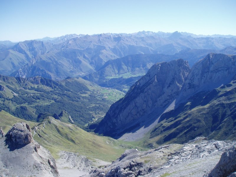 Lescuneko bailara tontorretik ikusita