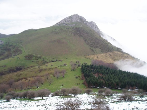 Ausukoi trikuarriaren ondotik ikusita