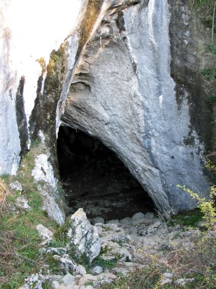 Kobaganeko lehenengo leizea. Erdialdeko sarrera.