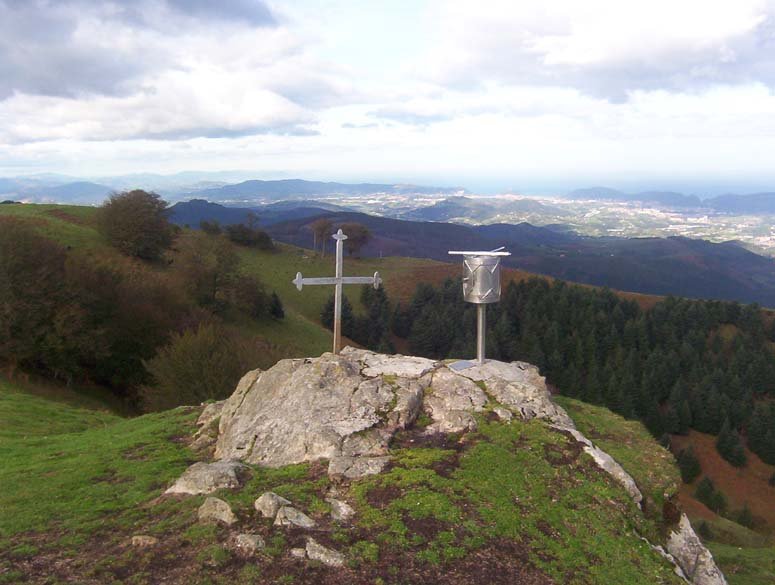 Lezoko mendizaleek Bianditzen ipinitako buzoia eta gurutzea