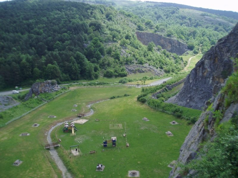 Atseden-leku bihurtutako harrobia Murua aldeko igoeraren hasieran