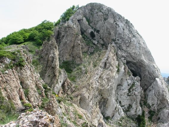 Mendate aldeko isurialdea igoerako bidetik