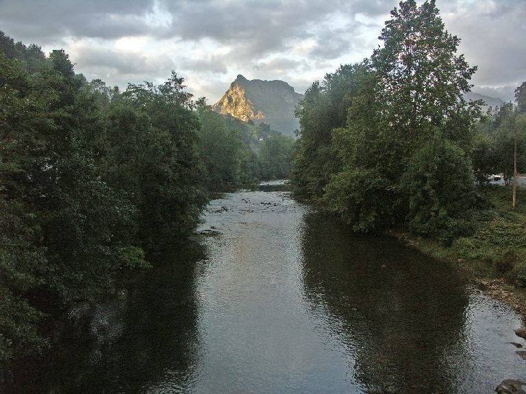 Pico San Vicente desde puente sobre el Ason