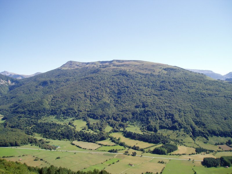 Belaguako aterpera igotzen den bidetik ikusita