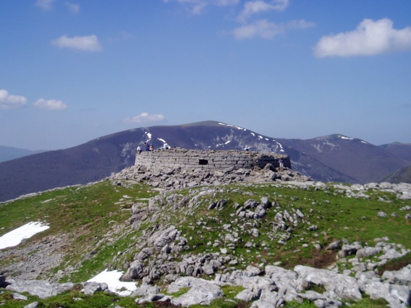 Tontorreko dorrearen hondakinak; atzean Ortzantzurieta