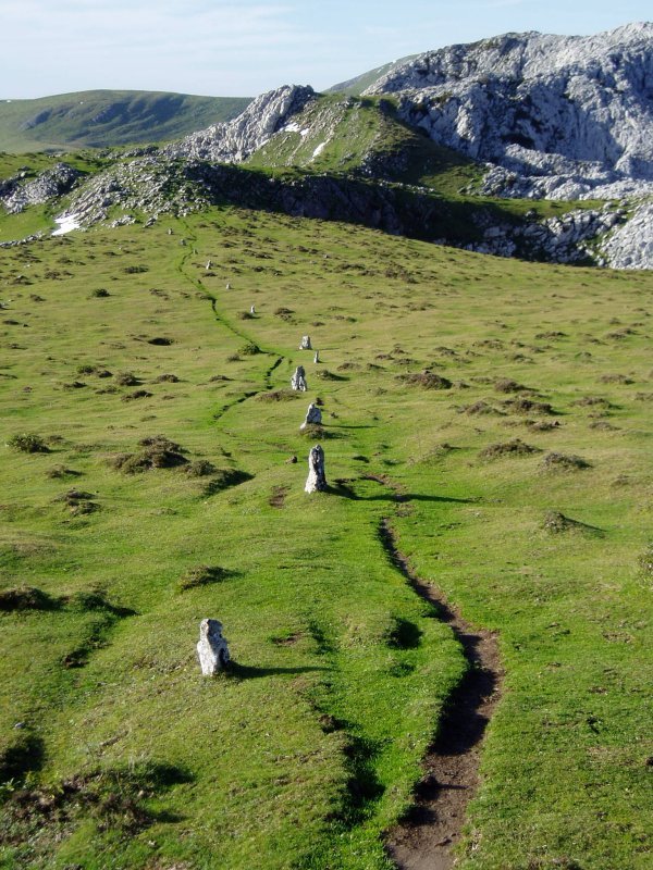 Lurrean sartutako harriekin adierazitako bidea