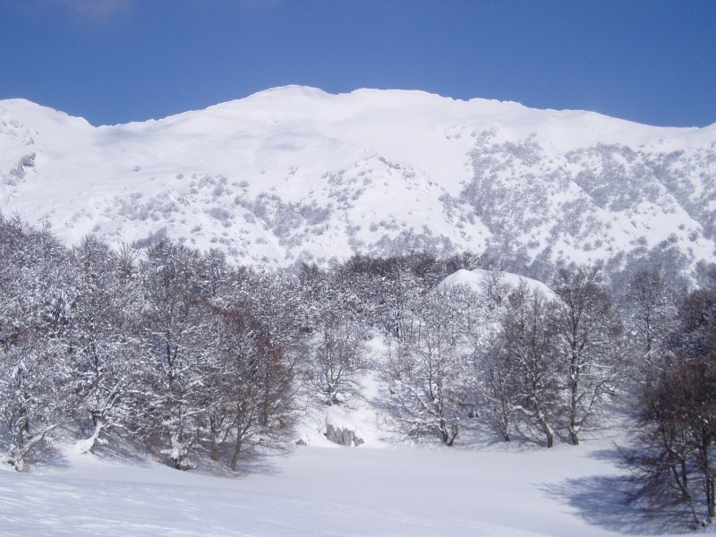 Aitxuri eta Aketegi Perusaroi aterpearen ingurutik ikusita