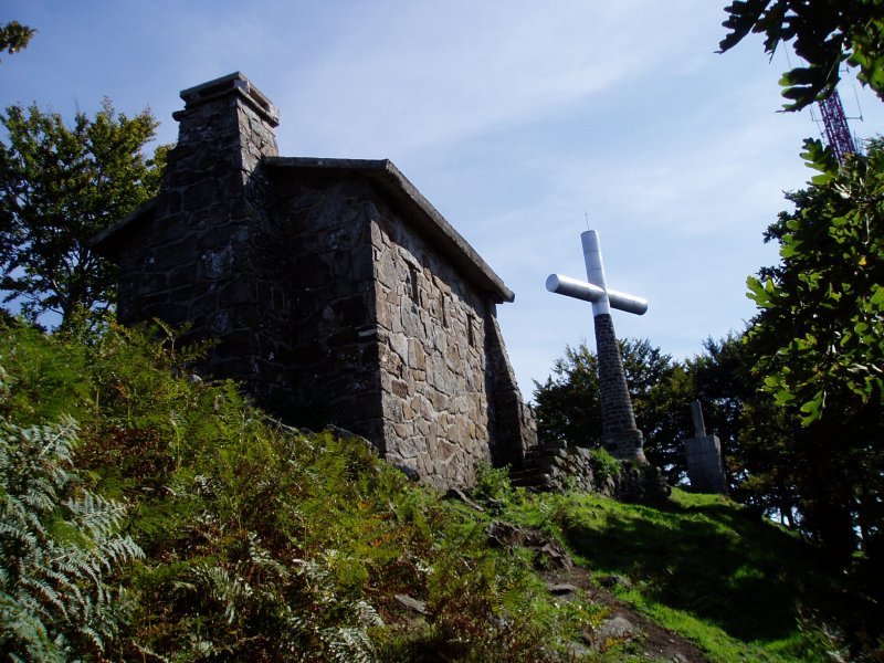 Tontorra ipar-mendebaldetik, Jentiletxe aldetik tontorrera iristen den bidetik ikusita