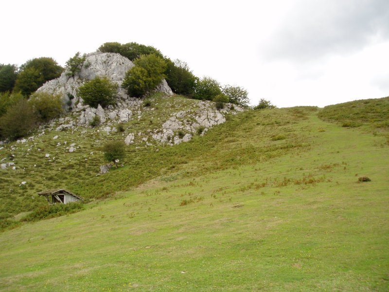 Ipar-ekialdetik igotzen den bidearen hasiera