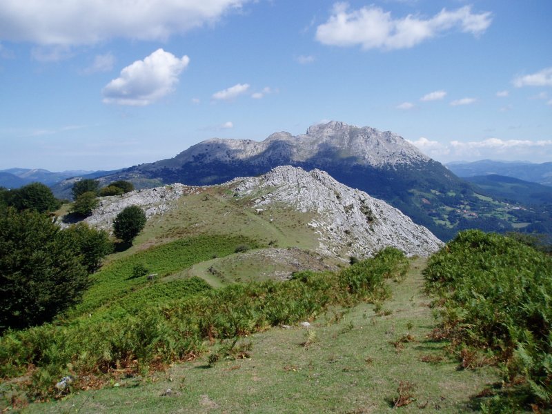 Lurgorri hego-mendebaldetik ikusita; atzean Udalaitz