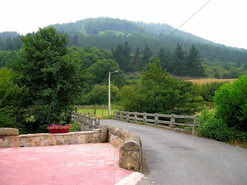 Cruzamos el puente de Zubiate en Baranbio.