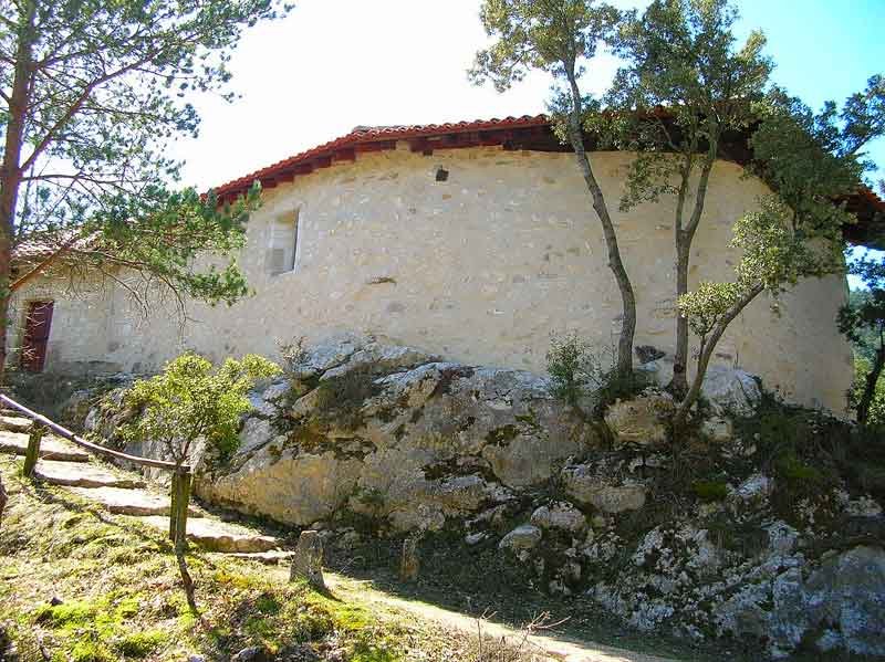 De camino a Barrio nos topamos con la ermita de Mellera.