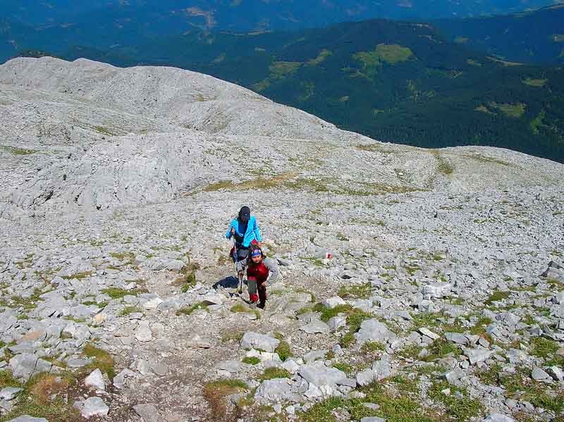 La pendiente se endurece considerablemente.