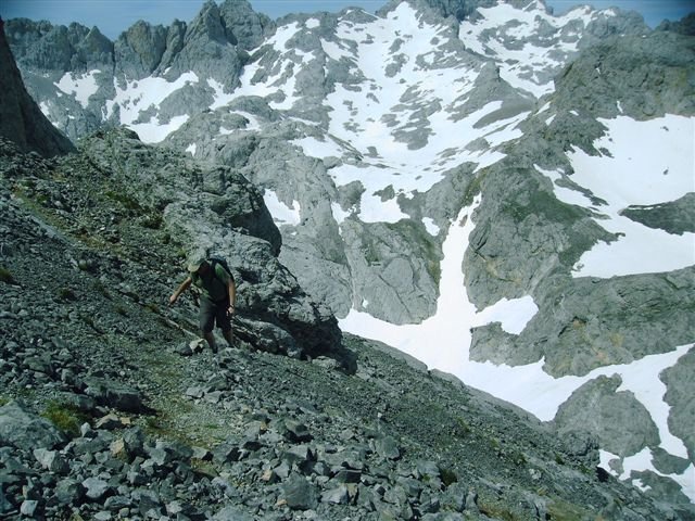 Poco antes de la cima hay un paso bastante aereo para las personas con vertigo ante la duda volver para atras.