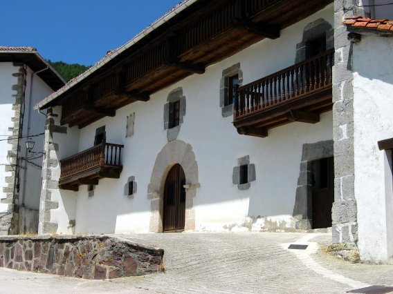 Zilbetiko etxe baten atari dotorea