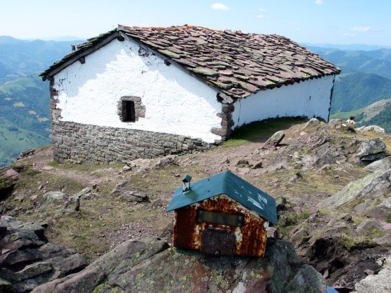 Ermita eta buzoia tontorrean