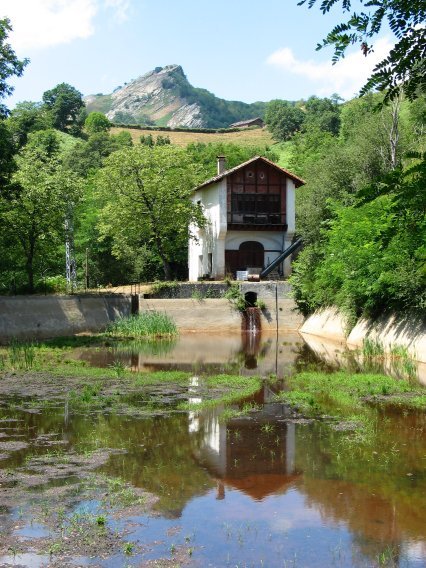 Iruñaga aldeko urtegi txikia, ur hodiaren jaitsieran