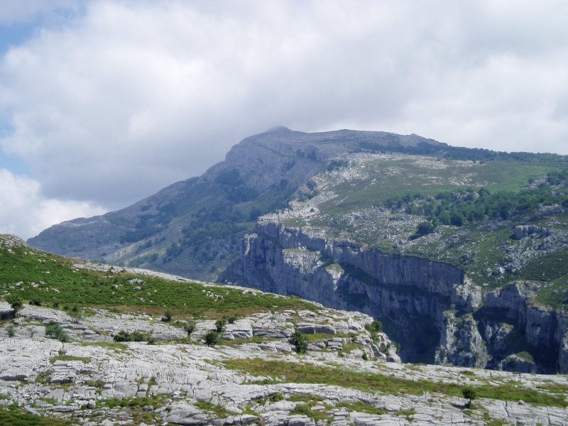 As?n mendatetik Alto de la Posad?a lepora igotzen den bidetik ikusita