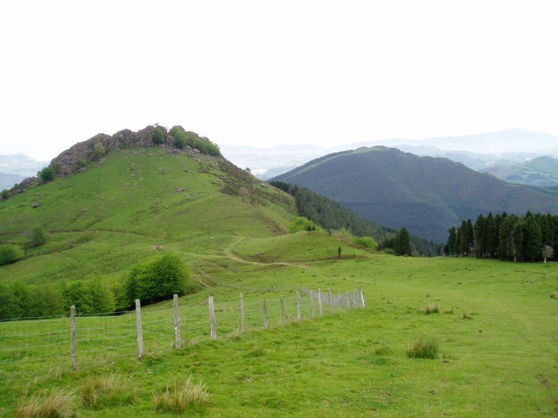 Aballarri eta Oindi Adarrara igotzen den bidetik ikusita