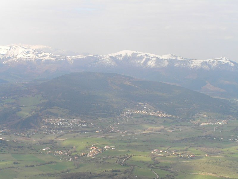 Peña Lastra en primer termino, al fondo los montes de Ordunte