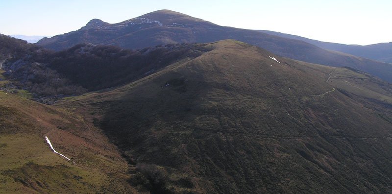 Usategieta desde Odoriaga. Al fondo Gorbea y Aldamin