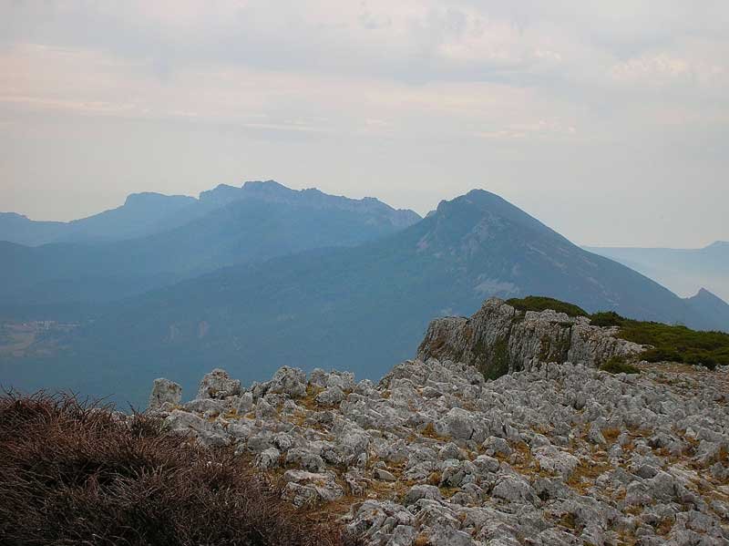 Las cimas de Santa Ana y Revillallanos (?rcena)desde la cima.