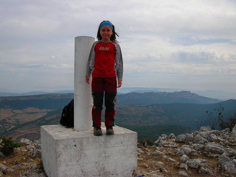 Desde la cima contemplamos la Peña Karria.
