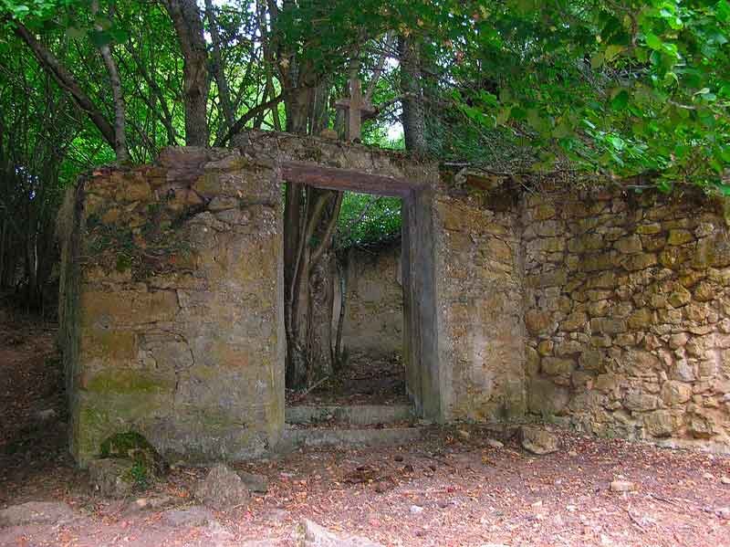 Pasamos al lado de lo que parece un antiguo cementerio.