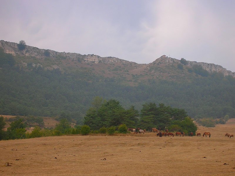 A nuestra derecha en lo alto se divisa la ermita de San Lorenzo. 