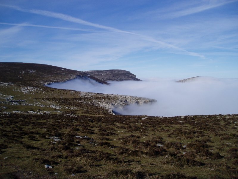 Laino itsasoa mendikatearen ertzean