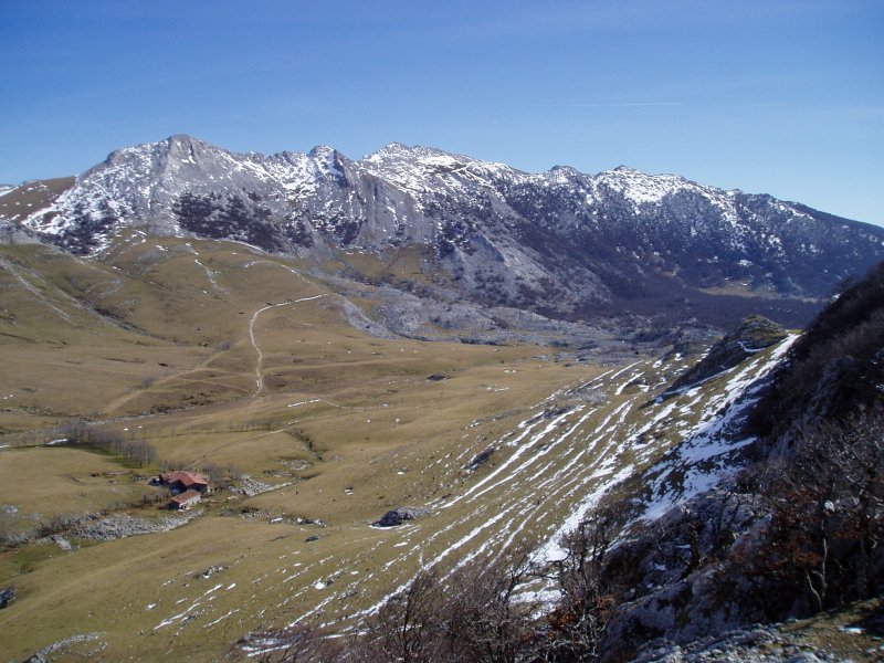 Aizkorri mendikateko tontor garaienak Zabalaitzetik ikusita