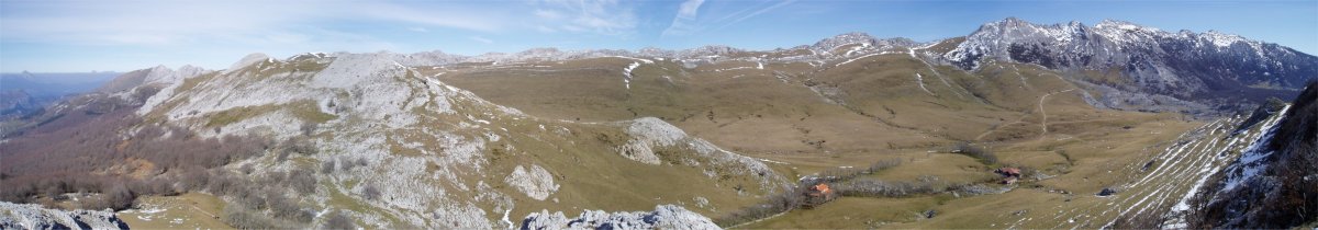 Ipar-mendebaldeko tontorretik ipar-ekialdera ikuspegi zabala