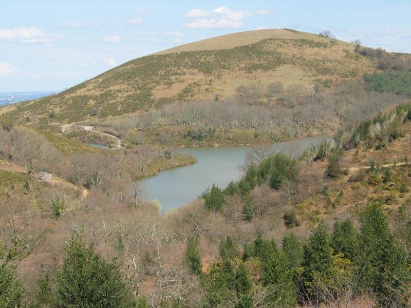 Oneagako muinoa urtegiaren ondoan