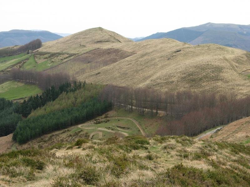 Aranomendi, Arano gainean dagoen mendia